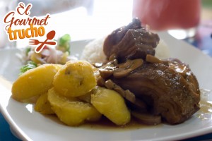 Zamaño a la olla en aceite de oliva y champiñones con papas doradas