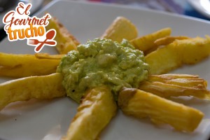 yucas fritas con salsa de palta chanchamayina