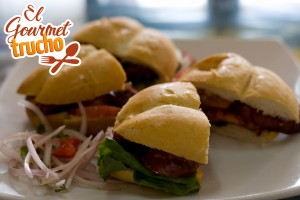 Sanguches de chorizo ahumado oxapampino