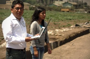 Hildo Loayza y Susan Palacios del CIP monitorean los datos e imágenes que un dron recoge en una laptop durante su vuelo