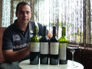 Enologo con vinos alta vista